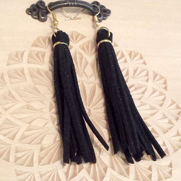 Black leather hanging earrings